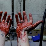 -Estaba tirada en el piso, y la sangre goteaba y goteaba, y yo tiritaba del miedo